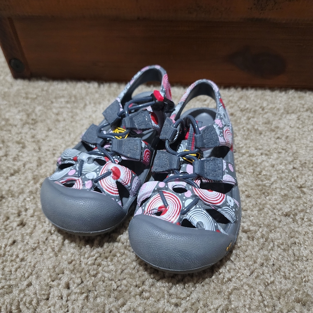 Keen toddler girl size 7 outdoor sandals